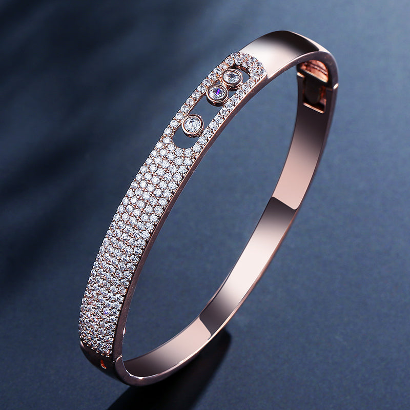 سوار من الفضة عيار 925 مزين بأحجار من الزيريكون